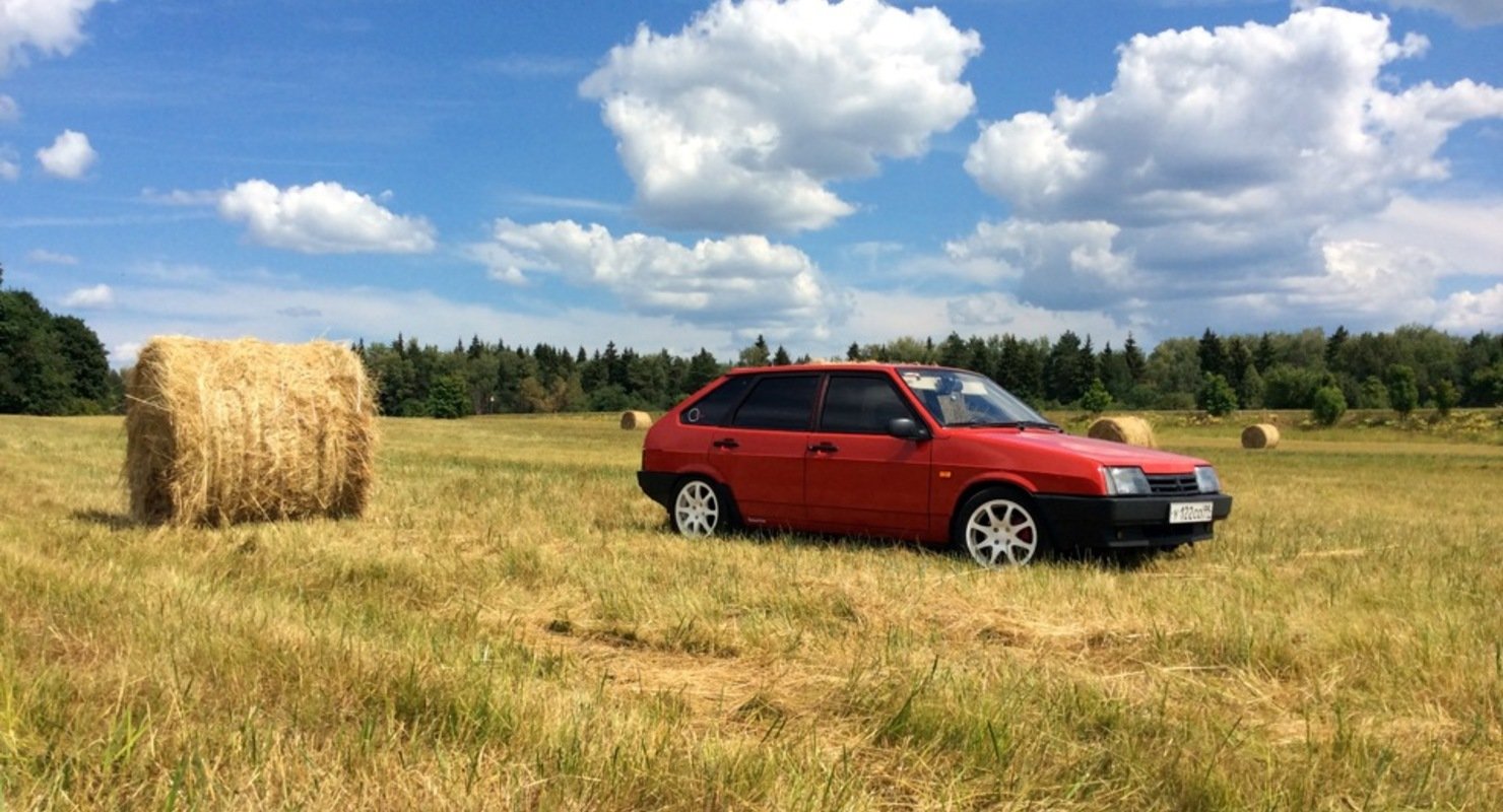 Выезд в поле. Автомобиль в поле. Машина на траве. Машина в деревне. Фотосессия с автомобилем в поле.
