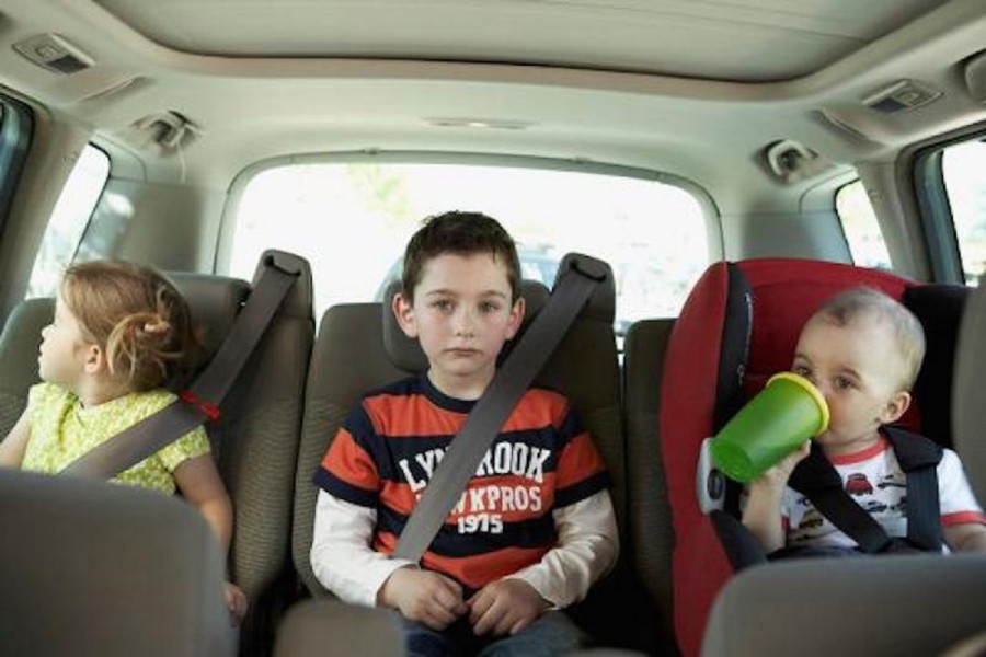 Можно ли перевозить детей в машине. Автомобиль для детей. Автомобиль для троих детей. Ребенок в детском кресле. Такси с детскими креслами.